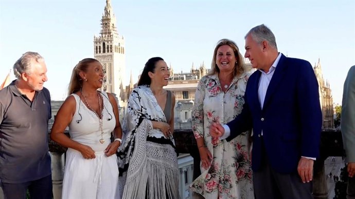 Angie Moreno, en el centro, con ocasión del fallo del jurado de la Bienal de Flamenco