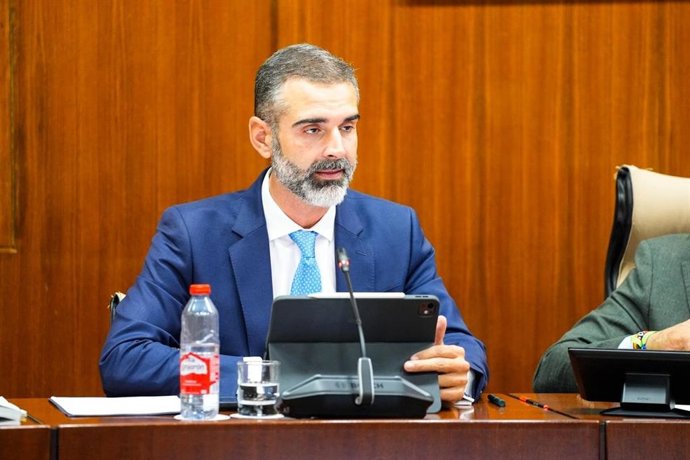 El consejero de Agricultura, Pesca, Agua y Desarrollo Rural, Ramón Fernández-Pacheco, en la comisión parlamentaria del 14 de octubre de 2026.