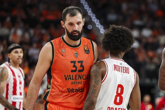Nikola Mirotic (València Basket), en una acció del partit d'Eurolliga enfront de l'Olympiacos en el Roig Arena