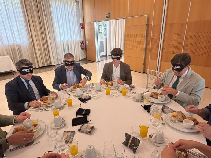Desayuno a ciegas de una nueva edición de 'Con-Tacto' de Ilunion, en colaboración con el Ayuntamiento de Córdoba y la Asociación Multisectorial de Empresas de Córdoba (Asfaco), celebrado en el Parador de Córdoba.