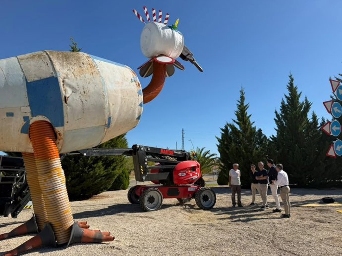 El artista José Ríos (i), junto a los responsables municipales, en la rotonda de los pavos.