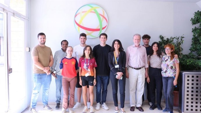 Foto de familia de los investigadores del estudio sobre el cambio de estado de una proteína clave en la leucemia