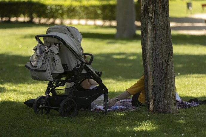 Archivo - Una familia en el parque de El Retiro.