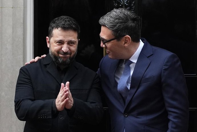 14 de outubro de 2026, Reino Unido, Londres: O primeiro-ministro do Reino Unido, Andy Burnham (à direita), dá as boas-vindas ao presidente ucraniano Volodymyr Zelensky em frente ao número 10 da Downing Street. Foto: Jordan Pettitt/PA Wire/dpa