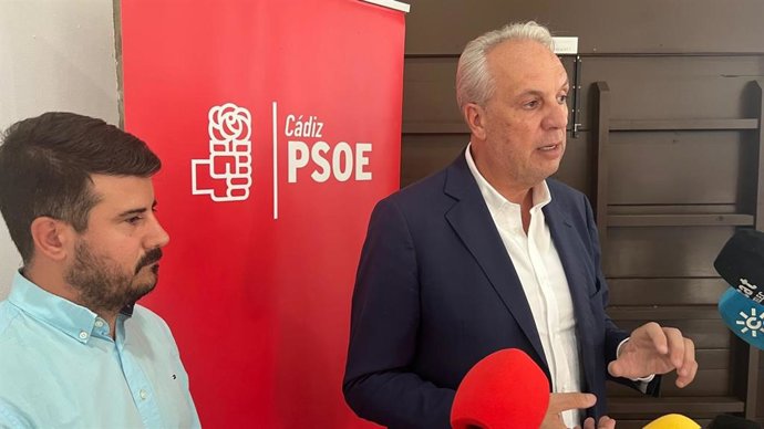 El secretario general del PSOE de Cádiz, Juan Carlos Ruiz Boix, en rueda de prensa antes del Comité Provincial en Barbate