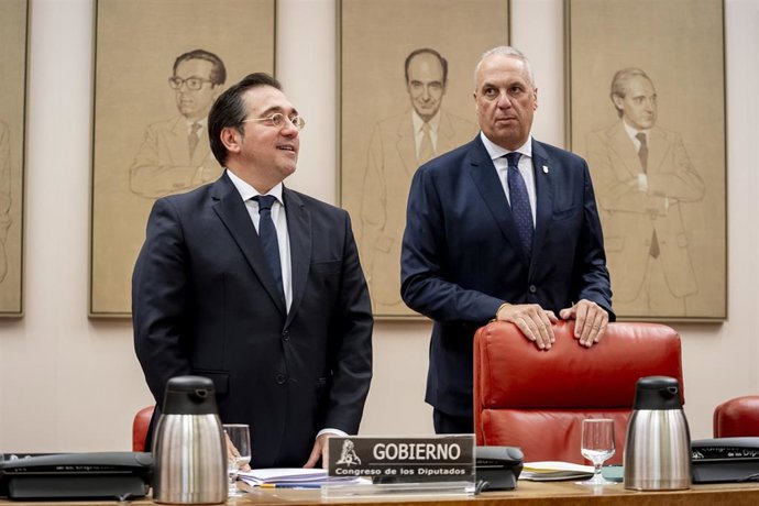 Archivo - El ministro de Exteriores, Unión Europea y Cooperación, José Manuel Albares (1i) y el diputado por Cádiz del PSOE, Juan Carlos Ruiz Boix (2i), que encabezarán las listas del PSOE de Cádiz al Congreso y Senado, en una imagen de archivo. 