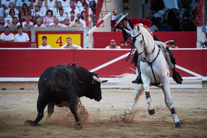 Archivo - El rejoneador navarro Guillermo Hermoso de Mendoza, durante su faena en la plaza de toros de Pamplona en las fiestas de San Fermín  a 6 de julio de 2025, en Pamplona, Navarra (España). 