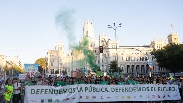Decenas de personas durante una concentración con motivo de la huelga indefinida en educación, a 14 de octubre de 2026, en Madrid (España).