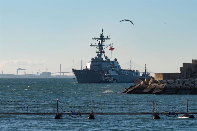 El 'USS John Basilone' (DDG 122), el destructor de misiles guiados clase Arleigh Burke, llegando a su nuevo puerto en la Base Naval de Rota (Cádiz).