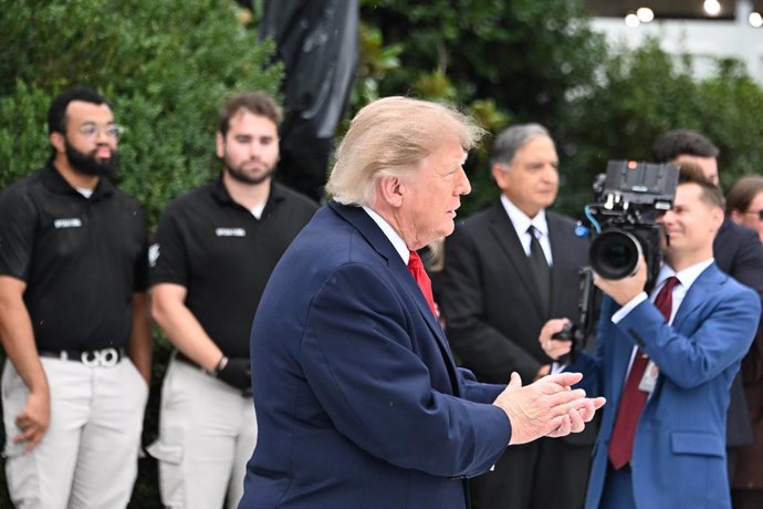 20 de setembro de 2026, Washington, D.C., EUA: 21/09/26 — Casa Branca, Washington, D.C. O presidente Trump realiza uma cerimônia de inauguração para marcar o primeiro voo do novo helicóptero Marine One no novo heliporto. As emissoras CNN, Politico e MSNOW