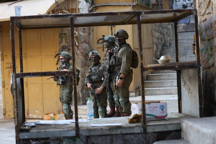 September 30, 2026, Hebron, Palestine, State of: HEBRON, OCCUPIED WEST BANK, SEPTEMBER 30, 2026: Israeli settlers walk through Hebron's Old City under the protection of Israeli forces during celebrations for the Jewish holiday of Sukkot. Israeli forces ma