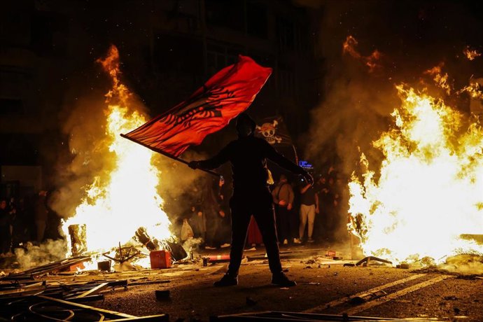 Imagen de protestas nocturnas de estudiantes en Tirana (Albania) a 13 de octubre de 2026 