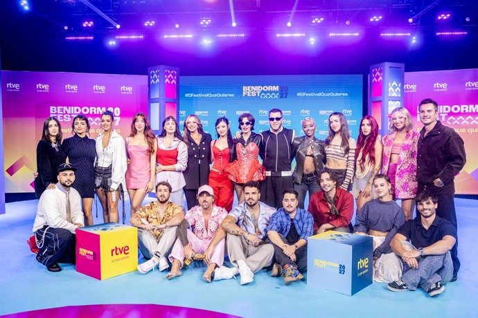 Foto de familia durante la presentación de los artistas que participarán en el Benidorm Fest 2027, a 14 de octubre de 2026, en Madrid (España). 