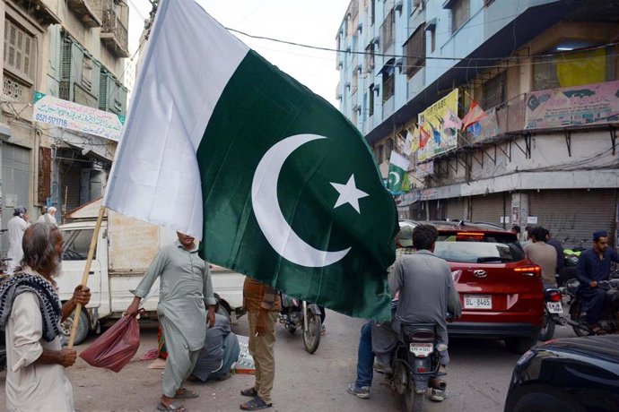 Archivo - Bandera de Pakistán en la localidad de Karachi