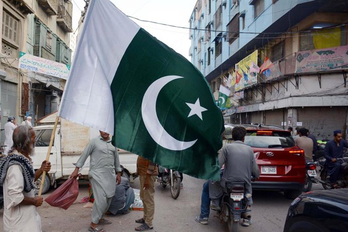Archivo - August 8, 2026, Pakistan: Roadside Stalls in Karachi's Papers Market Area Sell Pakistan Flags and Buntings Ahead of 79th Independence Day Celebrations