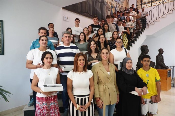 Entrega de 48 kits tecnológicos a estudiantes del Palos de la Frontera (Huelva).
