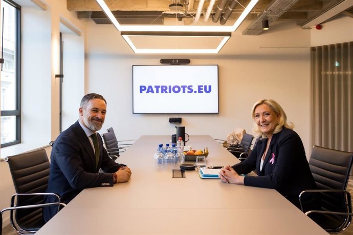 El presidente de Vox, Santiago Abascal, y la líder de Agrupación Nacional, Marine Le Pen, durante su reunión a 14 de octubre de 2026 en Bruselas (Bélgica).