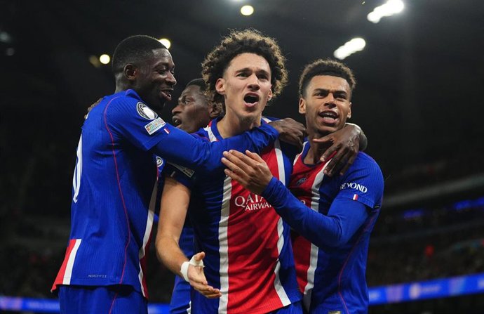 Maghnes Akliouche celebra su gol en el Manchester City-PSG de la Liga de Campeones 26-27