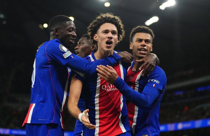 14 de outubro de 2026, Reino Unido, Manchester: Maghnes Akliouche (C), do Paris Saint-Germain, comemora com os companheiros de equipe o quarto gol de sua equipe durante a partida de futebol da Liga dos Campeões da UEFA entre o Manchester City e o Paris Sa