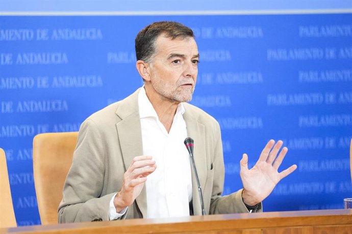 El portavoz del Grupo Parlamentario Por Andalucía, Antonio Maíllo, durante la ronda de ruedas de prensa de portavoces de los grupos parlamentarios en el Parlamento de Andalucía. A 14 de octubre de 2026 en Sevilla (Andalucía, España). 