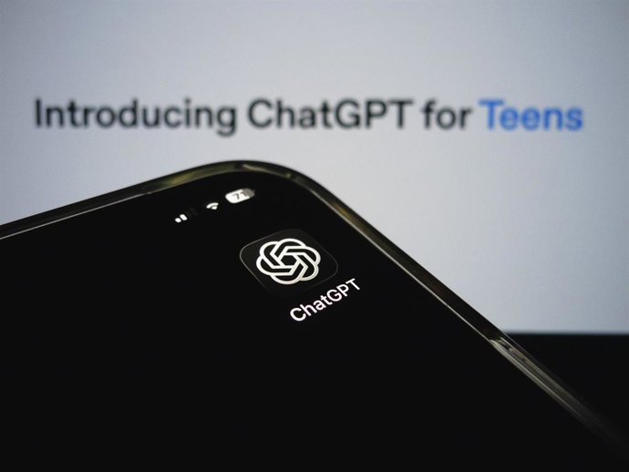 Archivo - Arquivo – 19 de agosto de 2026, Taichung, Taiwan: O ícone do aplicativo ChatGPT é exibido em um smartphone, tendo como pano de fundo o banner de apresentação do ChatGPT for Teens, da OpenAI.
