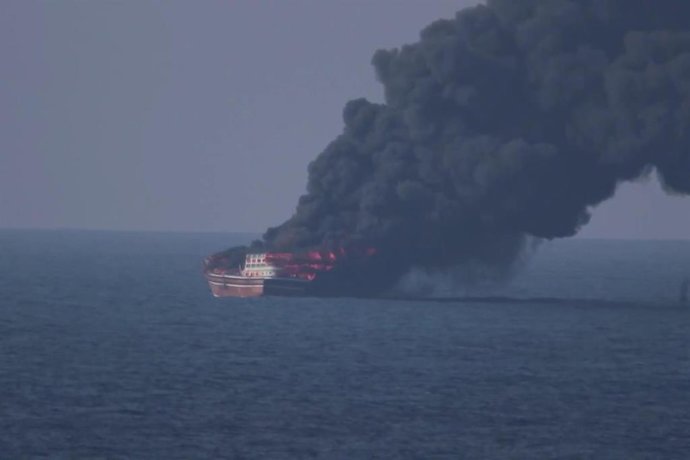 Imagen de un 'dhow' supuestamente vinculado a Irán y destruido por el Ejército de Estados Unidos