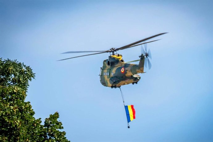 Archivo - Arxiu - Un helicòpter de la Força Aèria de Romania sobrevola en el seu aniversari el Monument als Herois de l'Aire amb una bandera romanesa
