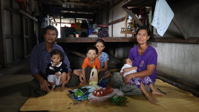 Khin con su familia en Myanmar.