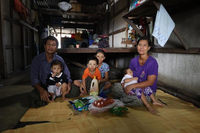 Khin con su familia en Myanmar.