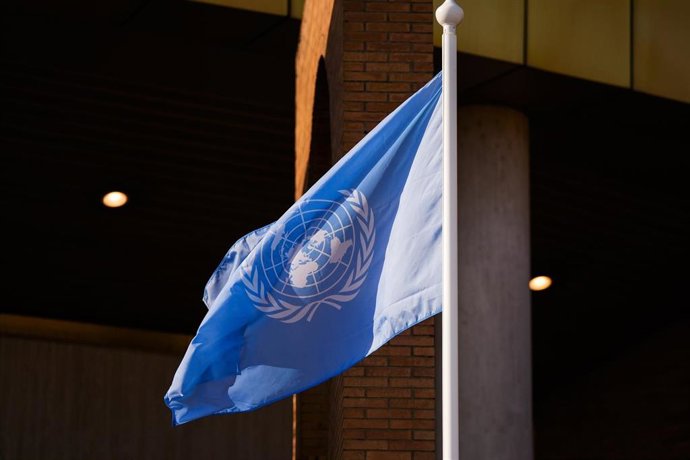 Archivo - Detalle de las banderas de la ONU que marca el inicio del cónclave internacional de la celebración de la IV Conferencia Internacional sobre Financiación del Desarrollo, a 29 de junio de 2025 en Sevilla (Andalucía, España)