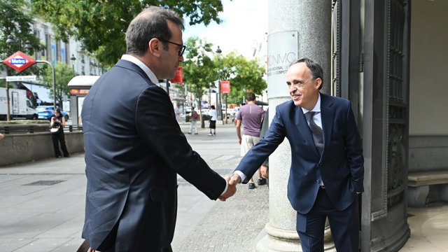 Archivo - El vicepresidente primero y ministro de Economía, Comercio y Empresa, Carlos Cuerpo (i), saluda a Juan José Ganuza, presidente de la CNMC (d)