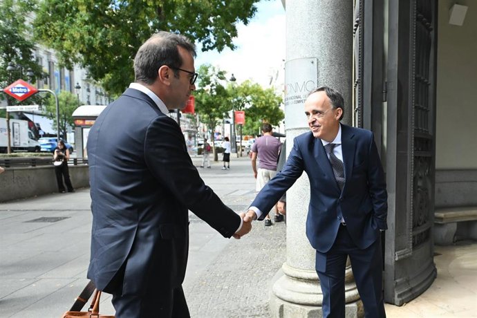 Archivo - El vicepresidente primero y ministro de Economía, Comercio y Empresa, Carlos Cuerpo (i), saluda a Juan José Ganuza, presidente de la CNMC (d)