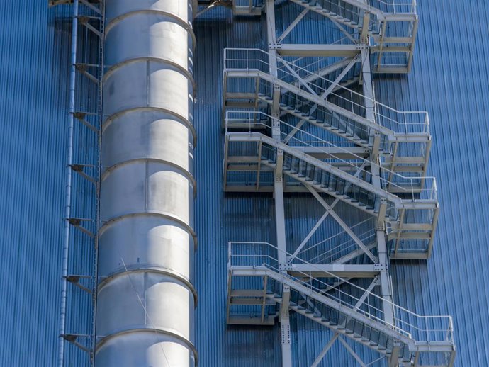Archivo - Arquivo - 14 de abril de 2026, Região de Kiev, Ucrânia: Uma escadaria se estende ao longo da lateral do Novo Confinamento Seguro, instalado em 2016, que protege os restos do Reator 4, destruído durante o desastre de Chernobyl em 1986, na Usina N