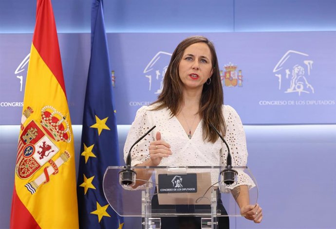La portavoz de Podemos en el Congreso, Ione Belarra, durante una rueda de prensa, en el Congreso de los Diputados, a 13 de octubre de 2026, en Madrid (España).
