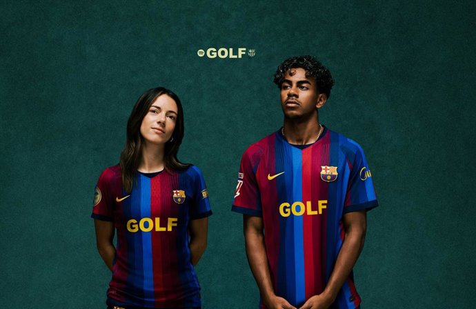 Aitana Bonmatí y Lamine Yamal con la camiseta especial que se lucirá en el Clásico masculino y en un partido de la Liga F