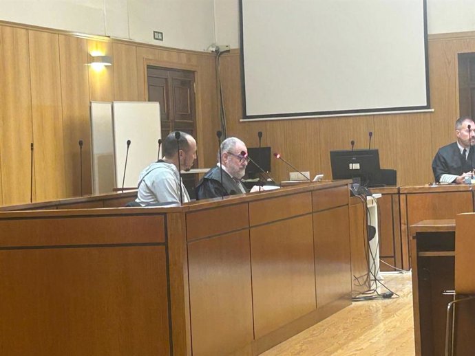 El empresario junto a su letrado defensor en la vista de conformidad celebrada este jueves en la Audiencia de Valladolid.