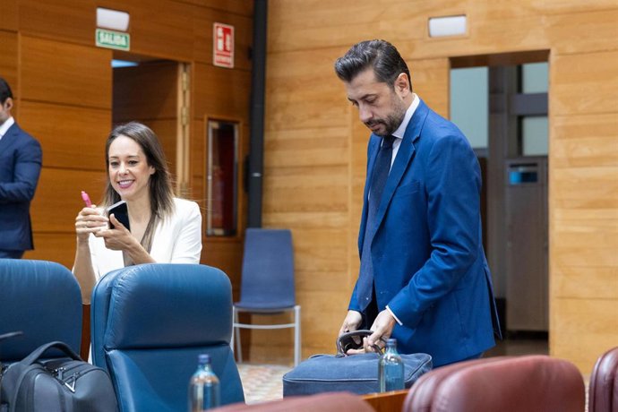 El portavoz del PP en la Asamblea de Madrid, Carlos Díaz-Pache (d), durante un pleno en la Asamblea de Madrid, a 1 de octubre de 2026, en Madrid (España). 
