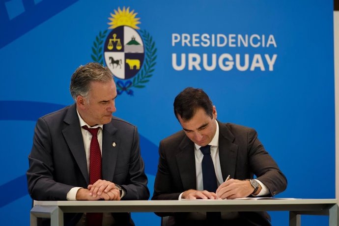 Firma entre Urguay y Solaria.