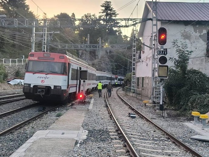 Cortada la circulación en la C-8b de Cercanías entre Los Molinos y Cercedilla por la salida de vía de un tren