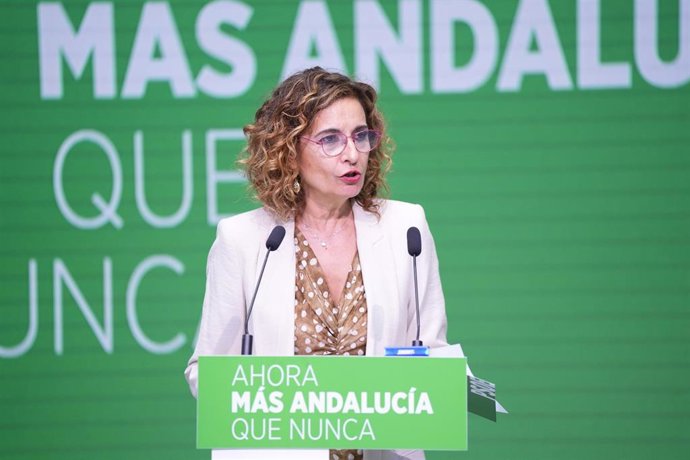 La secretaria general del PSOE-A, María Jesús Montero, durante una rueda de prensa en la sede regional del PSOE andaluz. A 6 de octubre de 2026 en Sevilla (Foto de archivo). 