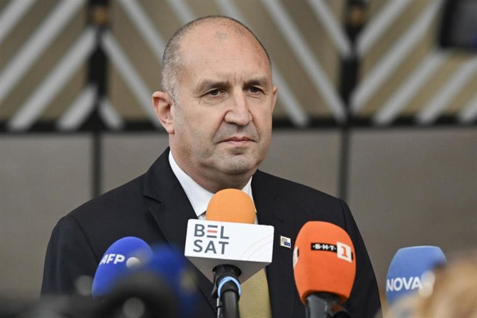 El primer ministro de Bulgaria, Rumen Radev, ofrece declaraciones a los medios antes de su entrada al Consejo Europeo