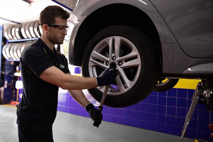 Los neumáticos de coches eléctricos pueden desgastarse hasta un 20% más rápido que los de combustión