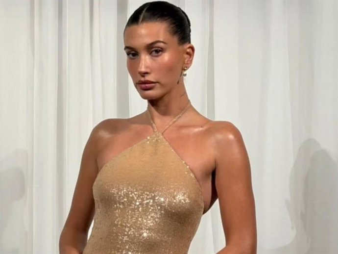 Hailey Bieber adelanta que estas Navidades las lentejuelas volverán a ser las favoritas de las mujeres con más estilo