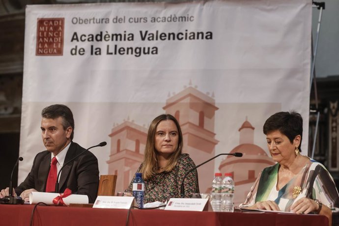 La presidenta de l'Acadèmia Valenciana de la Llengua (AVL), Maria Àngels Francés (c), en l'acte d'obertura del curs 2026-27.