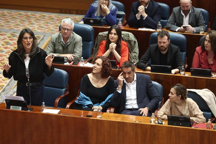 La portavoz de Más Madrid en la Asamblea de Madrid, Manuela Bergerot (i), durante el pleno de la Asamblea de Madrid, a 8 de octubre de 2026, en Madrid (España). La Asamblea de Madrid celebra el primer Pleno desde que el presidente del Gobierno oficializar