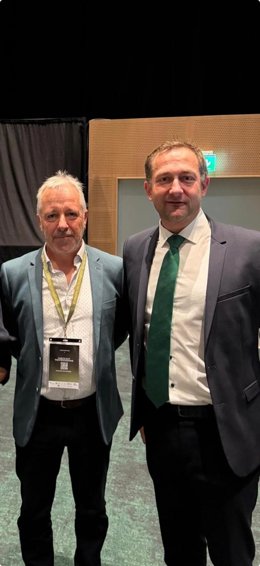 El comisario europeo de Agricultura, Christophe Hansen (d), y el presidente de UAGN, Félix Bariáin.