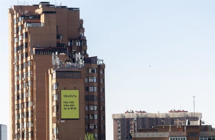 Archivo - Panorámica del cartel del portal de vivienda ‘Idealista’ que cuelga de la fachada de un edificio frente a la M-30, a 13 de julio de 2026, en Madrid (España). 