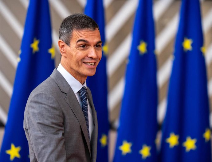 15 de outubro de 2026, Bélgica, Bruxelas: O primeiro-ministro espanhol, Pedro Sánchez, participa da cúpula do Conselho Europeu no edifício Europa, em Bruxelas. Os chefes de Estado e de governo da UE estão discutindo medidas para fortalecer a competitivida