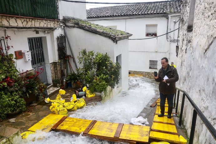 Archivo - Imagen de la localidad gaditana de Ubrique con un gran río de agua bajando por sus calles a consecuencias de las intensas lluvias del pasado invierno. ARCHIVO.