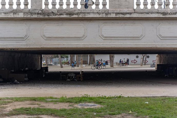 Archivo - Imagen de archivo del Puente del Ángel, en València,  donde pernoctan personas sin hogar.